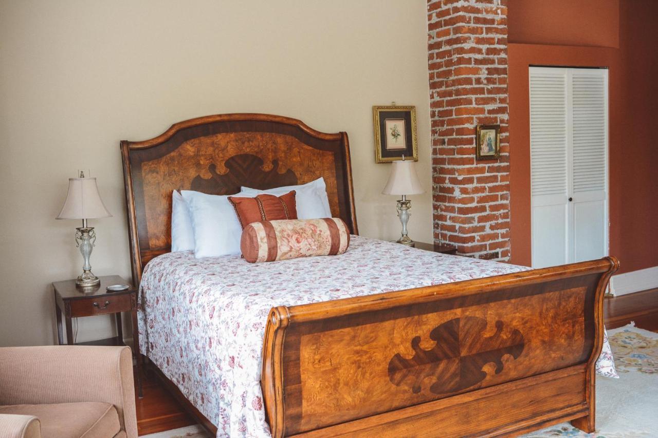 Dashwood Manor Seaside Bed & Breakfast Victoria Exterior foto