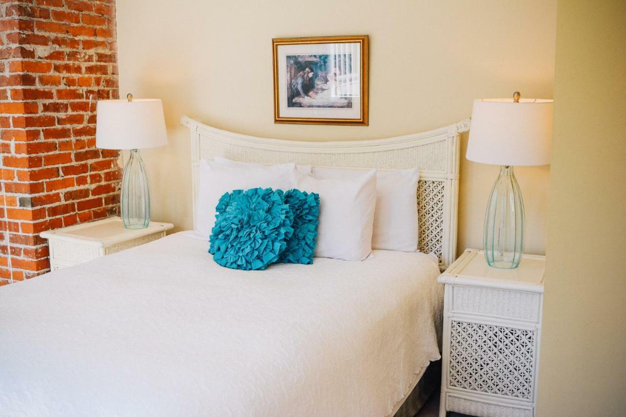 Dashwood Manor Seaside Bed & Breakfast Victoria Exterior foto