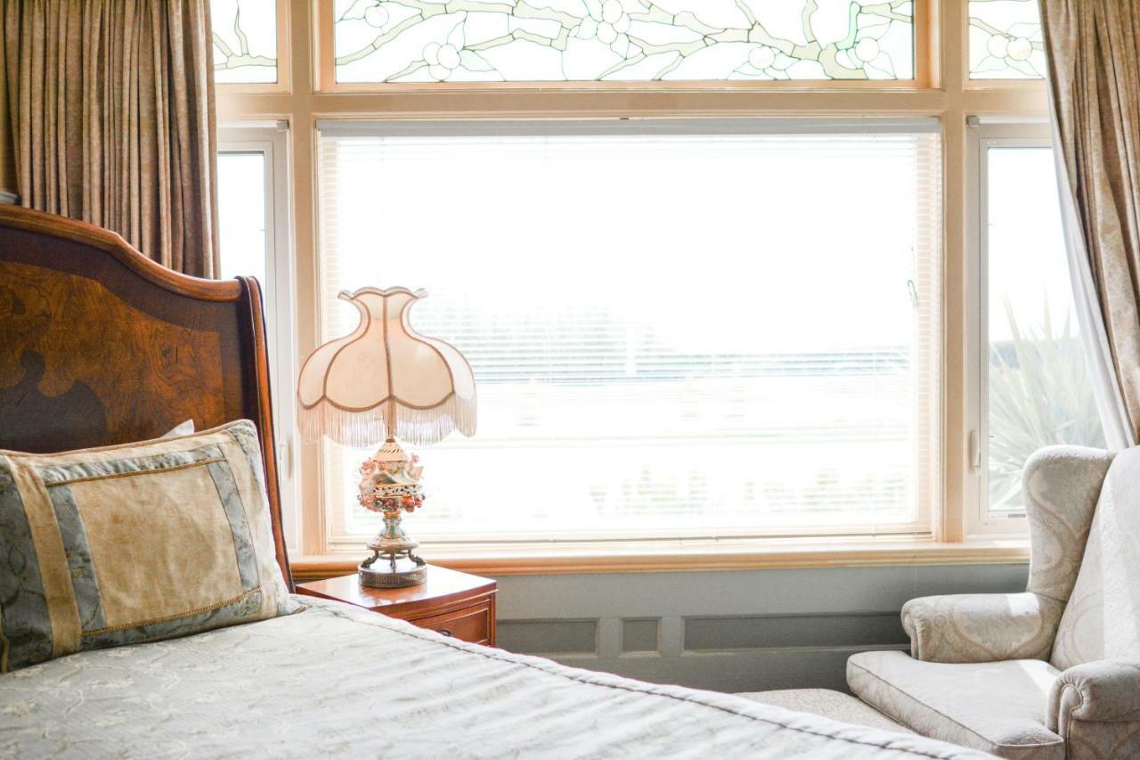Dashwood Manor Seaside Bed & Breakfast Victoria Exterior foto