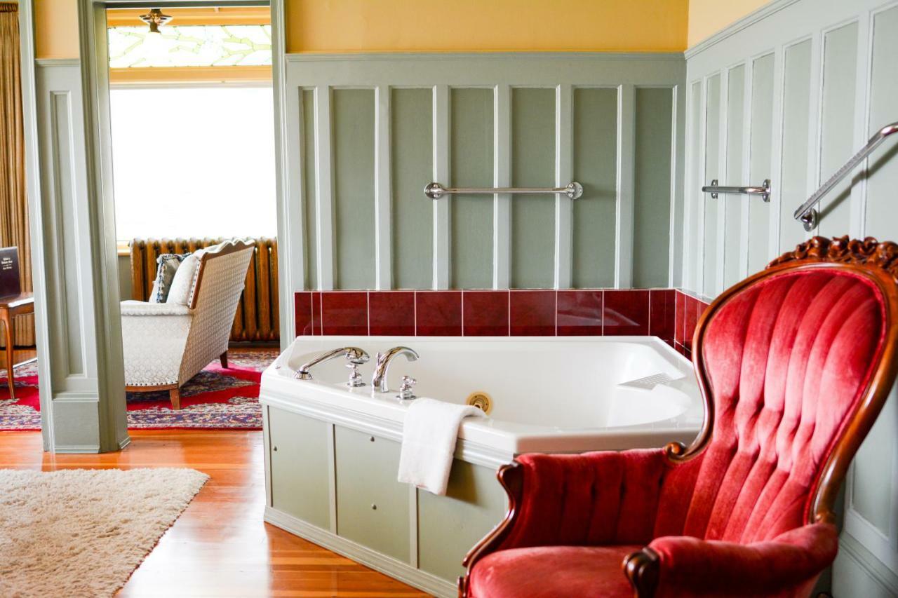 Dashwood Manor Seaside Bed & Breakfast Victoria Exterior foto