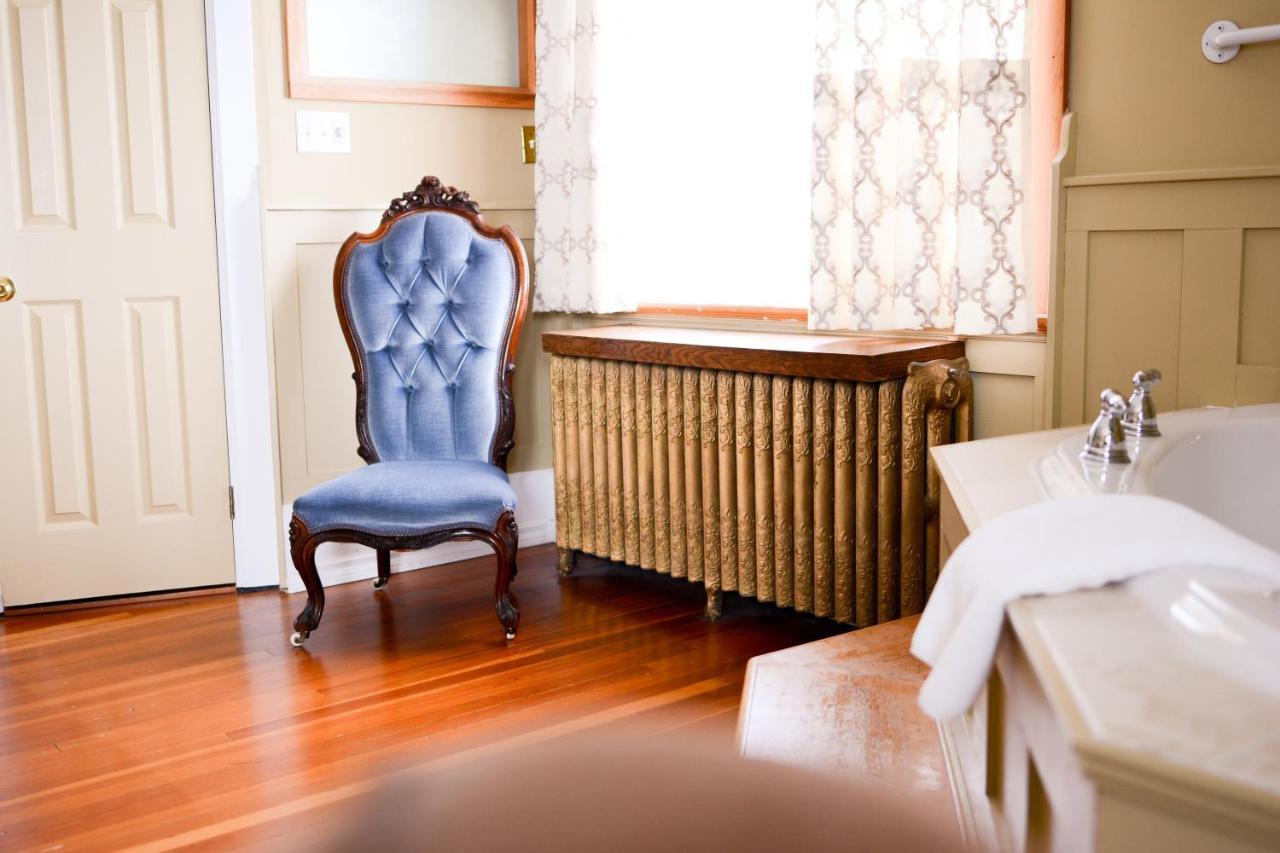 Dashwood Manor Seaside Bed & Breakfast Victoria Exterior foto